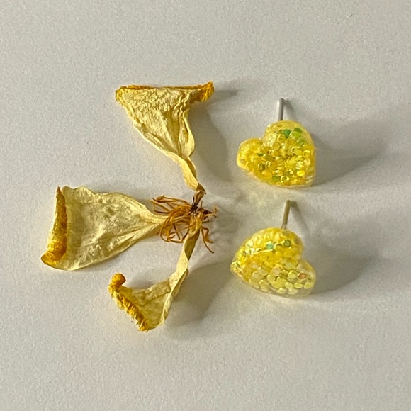 ๐Sale ๐2 for $10 NWOT never worn kawaii sparkle yellow heart post earrings - Picture 2 of 5